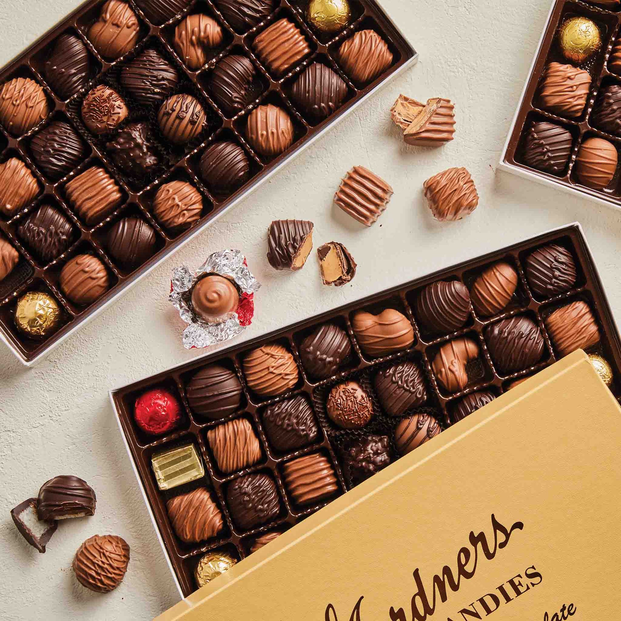 Milk & Dark Deluxe Assortment 32 pcs. | 16 oz.