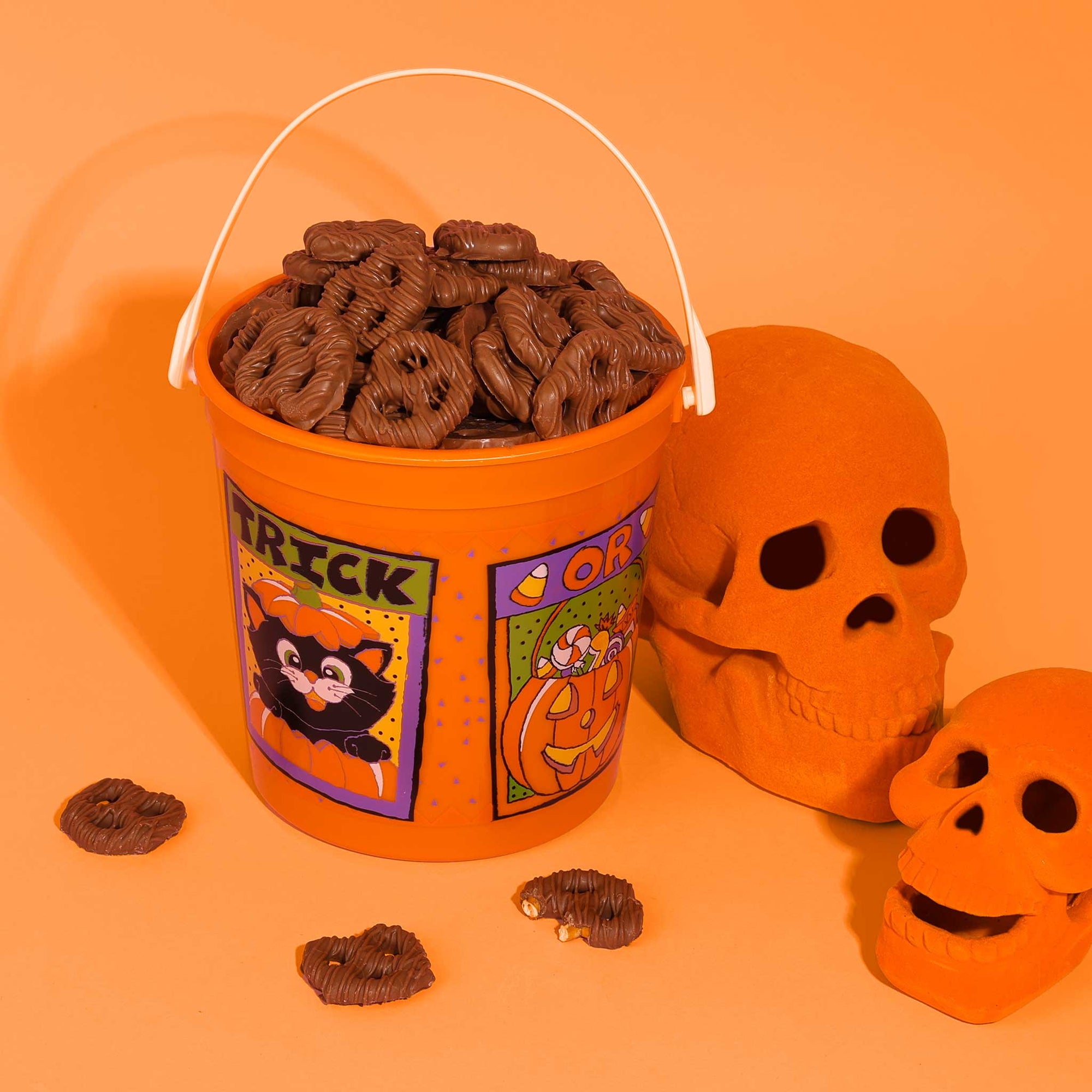 Halloween Mini Pretzel Pail 28 oz.