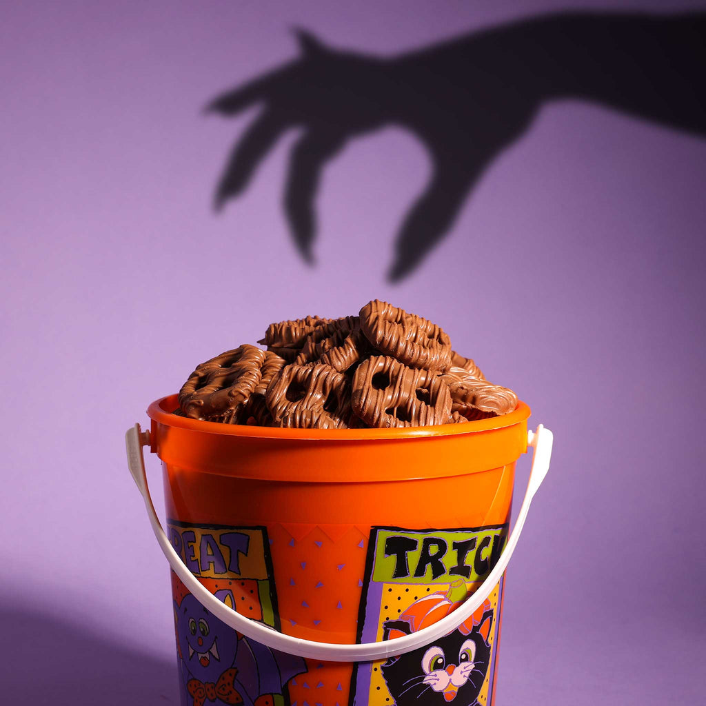 Halloween Mini Pretzel Pail 28 oz.